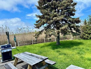 Outdoor dining - Moody Beach Rental on Ocean Ave - Sand Dollar Unit (Wells)
