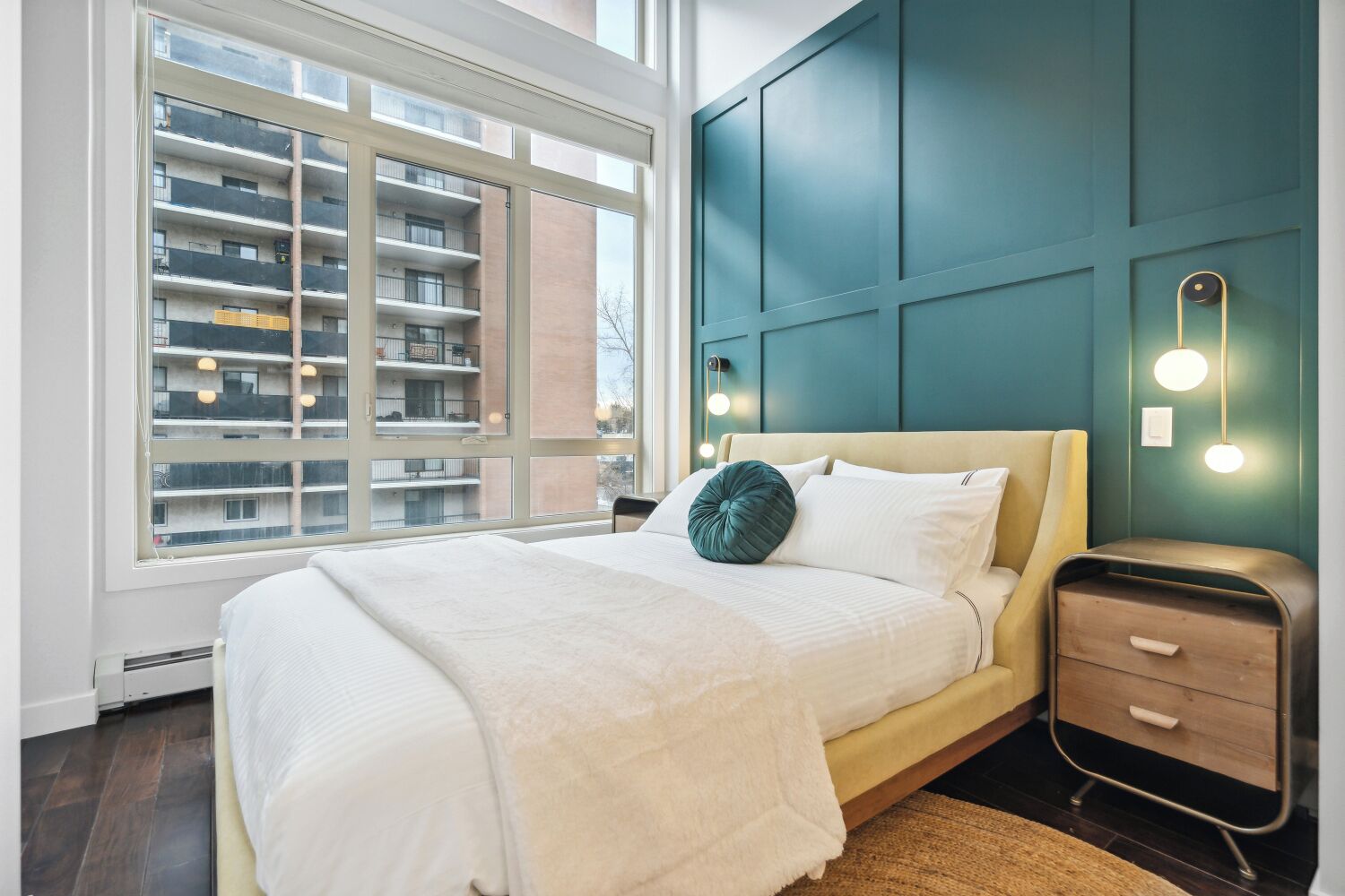 2 chambres, bureau, fer et planche à repasser, lit de bébé portatif