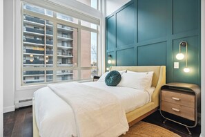 2 室のベッドルーム、デスク、アイロン / アイロン台、旅行用ベビーベッド