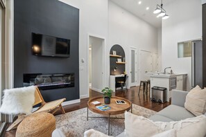 スマートテレビ、暖炉、書庫