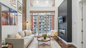 Téléviseur connecté, foyer, livres