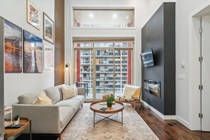 スマートテレビ、暖炉、書庫