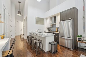 冷蔵庫、電子レンジ、オーブン、コンロ