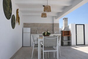 Outdoor dining - Chalet con piscina en Naveros (Los Naveros)