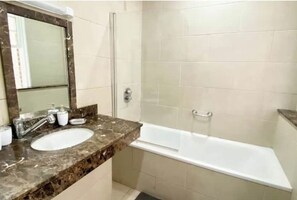 Hair dryer, towels, soap, toilet paper - Stylish Private Flat No 2 with Ensuite & Kitchen at Trafalgar Square (London)