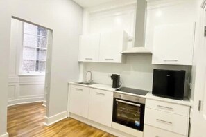 Private kitchen - Stylish Private Flat No 2 with Ensuite & Kitchen at Trafalgar Square (London)