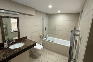 Shower, hair dryer, towels, soap - Stylish Private Apartment No. 4 in the Heart of London’s Theatre District (London)
