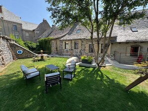 Outdoor dining - L'Echappée Belle, renovated house Centre Laguiole (Laguiole)