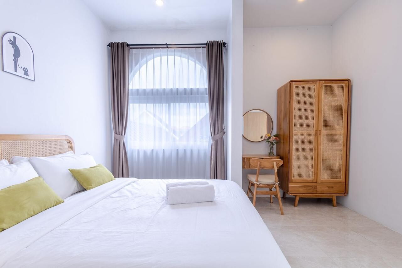 Caja fuerte, sistema de insonorización, tabla de planchar con plancha