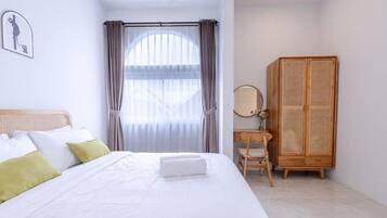 Caja fuerte, sistema de insonorización, tabla de planchar con plancha