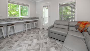 Nhà, 2 phòng ngủ | Khu phòng khách | TV LCD 48-inch có truyền hình vệ tinh