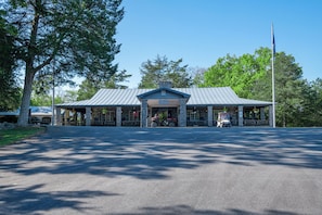 A building with a stone facade, a metal roof, and a flagpole. - Endless Caverns RV Resort & Cavern Tours (New Market)