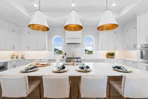 Fridge, microwave, oven, stovetop - Casamigos: Stunning Sugar Sands home w/ Private Pool, Sleeps 16, Pet-Friendly (Mecixo Beach)