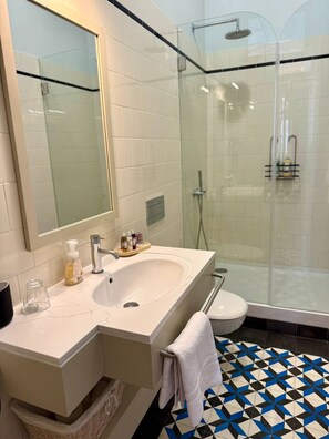 Hair dryer, towels, shampoo, toilet paper - Alegria Vintage Apartments - Porto (Porto)