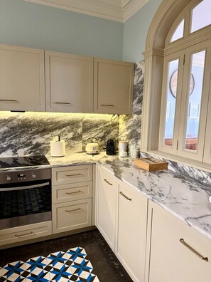 Fridge, microwave, oven, stovetop - Alegria Vintage Apartments - Porto (Porto)