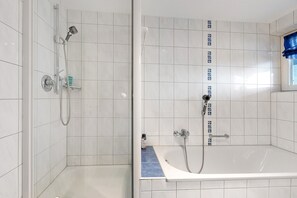 Douche, sèche-cheveux, serviettes fournies