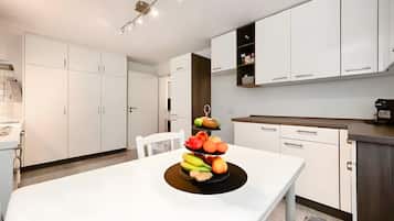 Refrigerador, horno, placa de cocina, lavavajillas