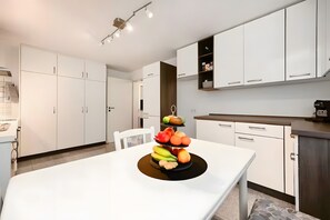 Kühlschrank, Ofen, Herdplatte, Geschirrspüler