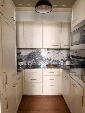 Fridge, microwave, oven, stovetop - Alegria Vintage Apartments - Porto (Porto)