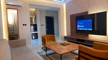 Departamento superior, vista a la alberca | Área de sala de estar | Smart TV de 43 pulgadas con canales por cable y Netflix