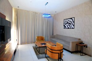 高級公寓, 泳池景觀 | 起居區 | 43-吋智慧型電視、有線頻道、Netflix、串流服務