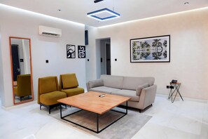 豪華客房 | 起居區 | 43-吋智慧型電視、有線頻道、Netflix、串流服務