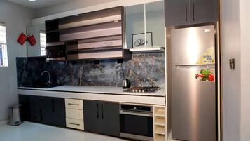 Departamento de lujo, vista a la alberca | Cocina privada | Cafetera y tetera