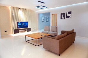 Appartement Luxe, vue piscine | Coin séjour | TV connectée de 43 pouces avec chaînes par câble, Netflix
