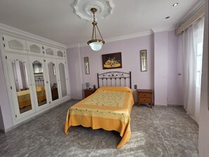 3 habitaciones, tabla de planchar con plancha y ropa de cama 