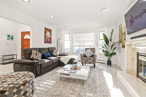 Smart TV, books - Spacious 5BR Family Home in South Vancouver | Near Richmond & Airport (Vancouver)