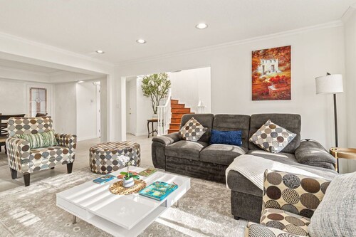 Spacious 5BR Family Home in South Vancouver | Near Richmond & Airport