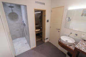 Shower, hair dryer, towels, soap - Cozy luxurious residence with private parking in Bruges (Brugge)