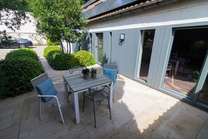 Outdoor dining - Cozy luxurious residence with private parking in Bruges (Brugge)