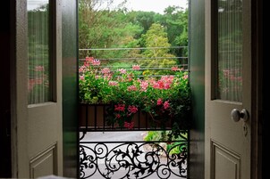 Deluxe Suite, River View | Interior