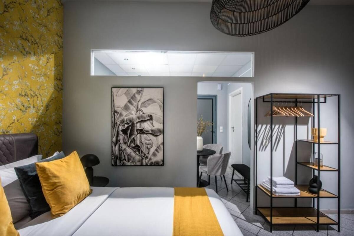 Ein Hotelzimmer mit Bett, Schrank, Spiegel und einem Bild an der Wand.