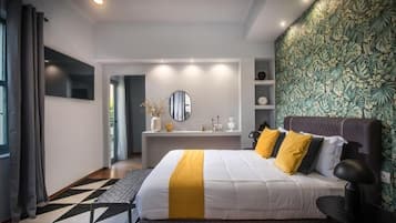 Suite Deluxe, balcone, vista città | Una cassaforte in camera, insonorizzazione, ferro/asse da stiro