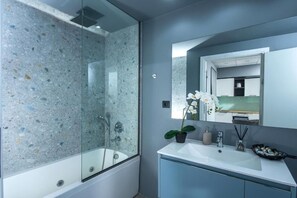 Suite, City View | Bathroom - Korai Suites (Heraklion)