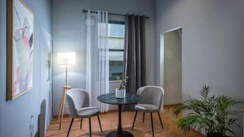 Suite Deluxe, balcone, vista città | Una cassaforte in camera, insonorizzazione, ferro/asse da stiro