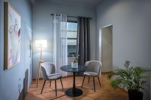 Suite Deluxe, balcón, vistas a la ciudad | Caja fuerte, sistema de insonorización, tabla de planchar con plancha