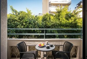 Outdoor dining - Korai Suites (Heraklion)