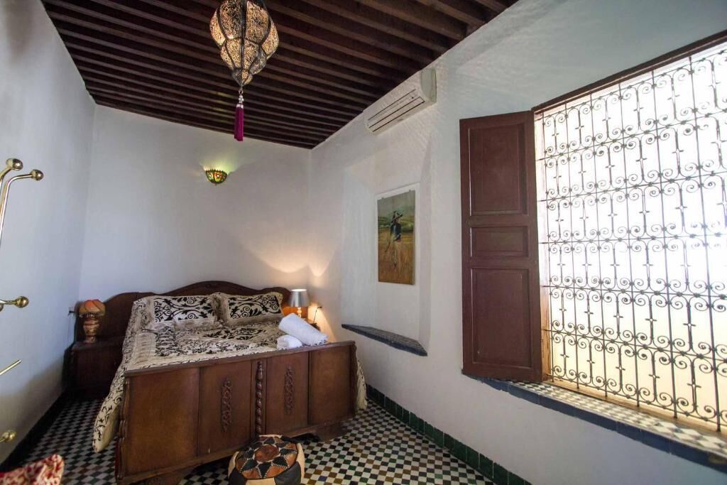 غرفة ديلوكس ثلاثية | خزنة داخل الغرفة ومساحة عمل للكمبيوتر المحمول ومكواة/لوح كي