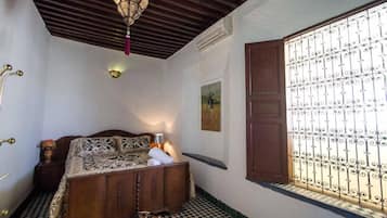 Deluxe Triple Room | In-room safe, laptop workspace, iron/ironing board