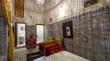 Standaard tweepersoonskamer, 1 tweepersoonsbed, uitzicht op de binnenplaats, op benedenverdieping | Een kluis op de kamer, een laptopwerkplek, een strijkplank/strijkijzer