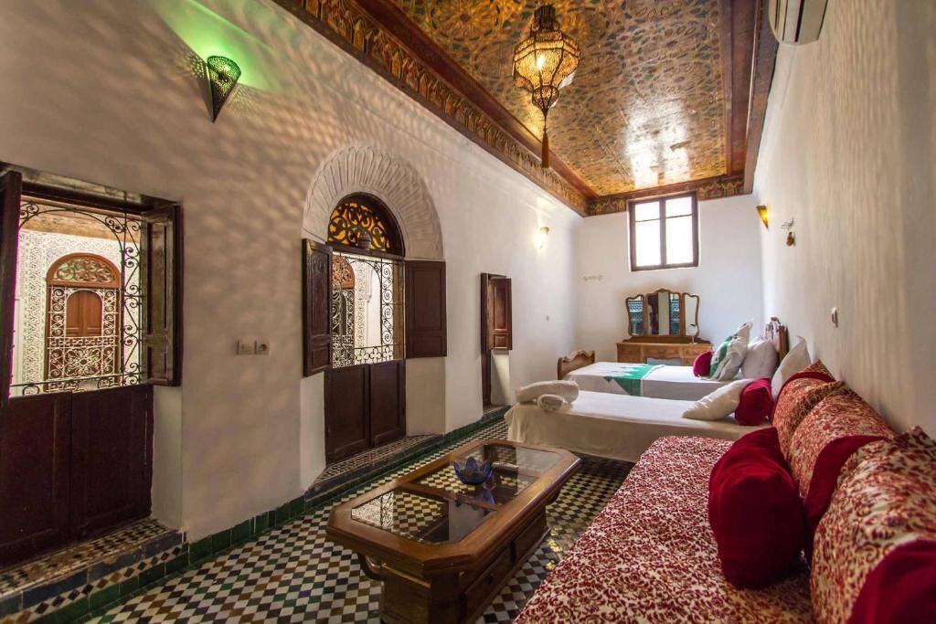 جناح عائلي - منظر للفناء | خزنة داخل الغرفة ومساحة عمل للكمبيوتر المحمول ومكواة/لوح كي