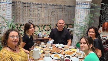 Family Suite, Courtyard View | Dining