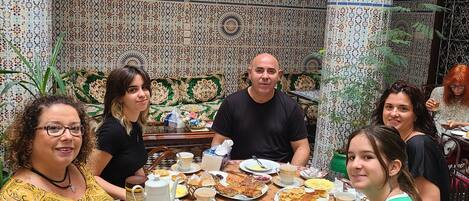 Family Suite, Courtyard View | Dining