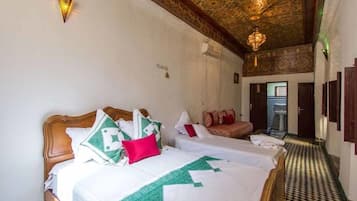 Familie suite, uitzicht op binnenplaats | Een kluis op de kamer, een laptopwerkplek, een strijkplank/strijkijzer