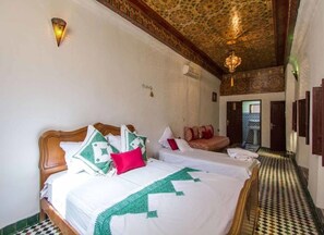 In-room safe, laptop workspace, iron/ironing board, free WiFi - Riad Lala Kenza (Fes)
