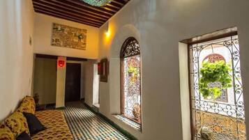 Deluxe-Dreibettzimmer, Blick auf den Innenhof | Innenbereich