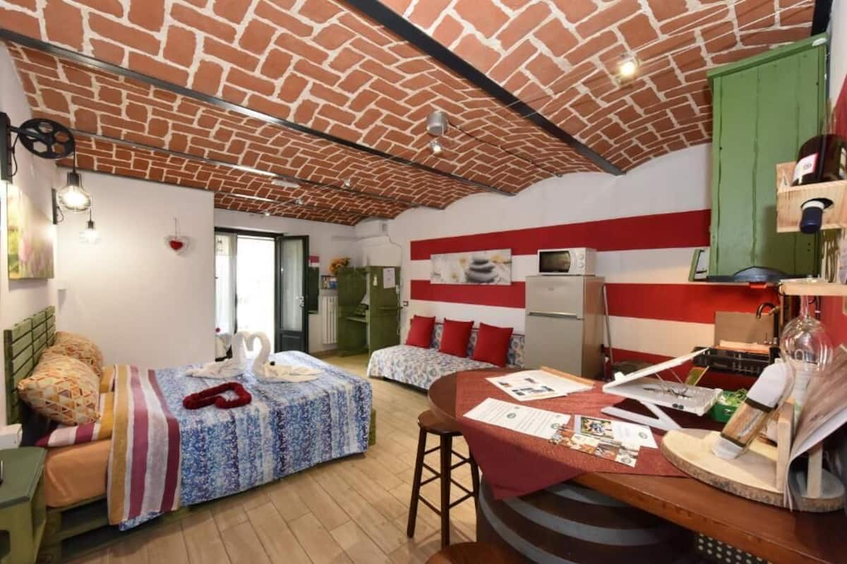 Studio, Patio, Courtyard View | In-room safe, iron/ironing board, free WiFi